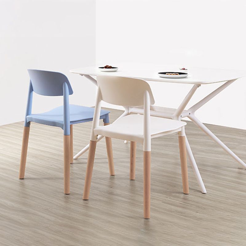Chaises de salle à manger sans bras empilables en plastique ou ouverte la chaise latéral avec des cuisses de bois