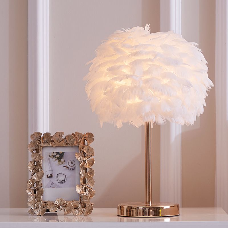 Lampada da tavolo con accento per soggiorno, lampada da comodino sferica in stile nordico con piume leggere a 1 testa