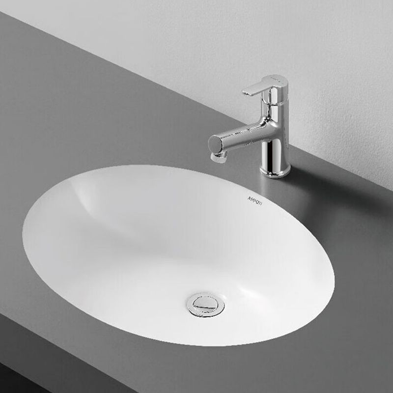 Modern Porcelain Bathroom Sink in White with Overflow Undermount Sink