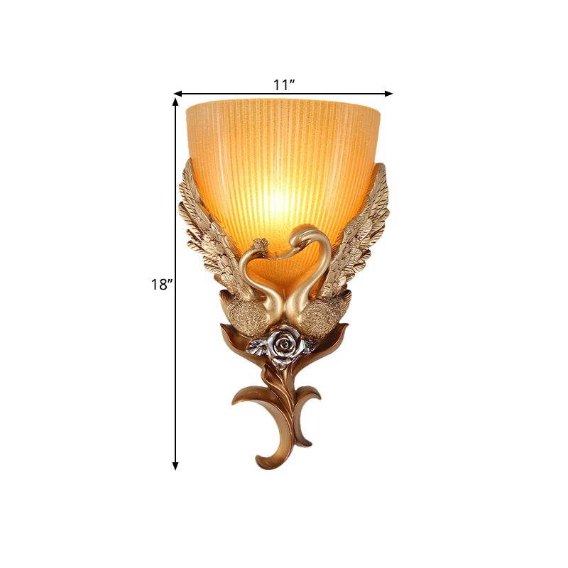 Goldene Single -Kopf -Leuchter leichter rustikaler bernsteingeflügelter Glas, die verjüngte Wand mit Schwan- und Blütendesign montiertem Glas montiert