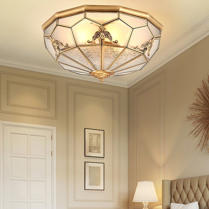 Luminaria dorada montada en el techo Vidrio de estilo tradicional con sombra cerca de la iluminación del techo