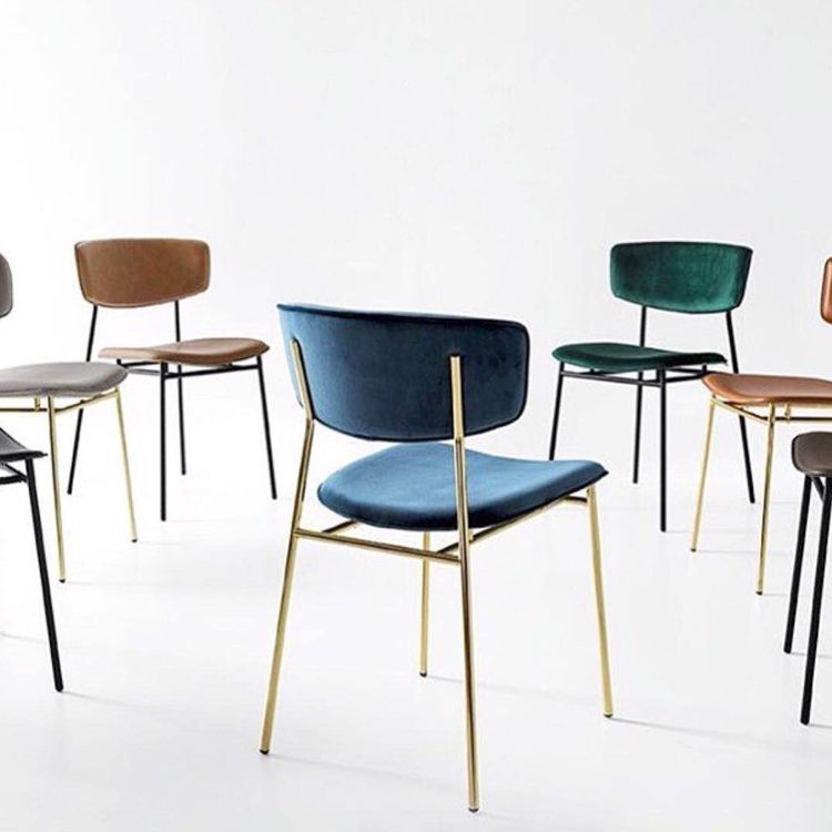 Chaise latérale de restaurant contemporaine en cuir, chaise de salle à manger ouverte de couleur foncée