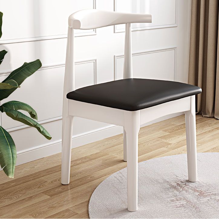 Sedia da sala da pranzo naturale appettata scandinava.