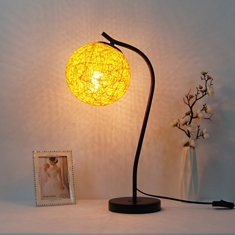 Lampada da tavolo fatta a mano gialla/avorio in stile campagna da tavolo a 1 luce con tonalità a sfera per camera da letto
