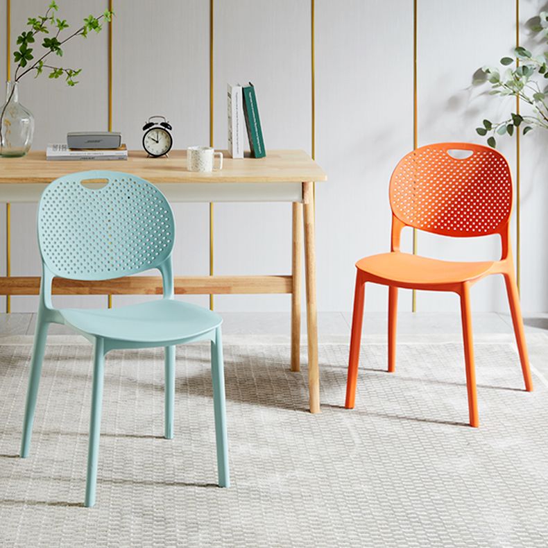 Chaise d'appoint en plastique contemporaine, empilable, sans accoudoirs, à dossier ouvert, pour salle à manger