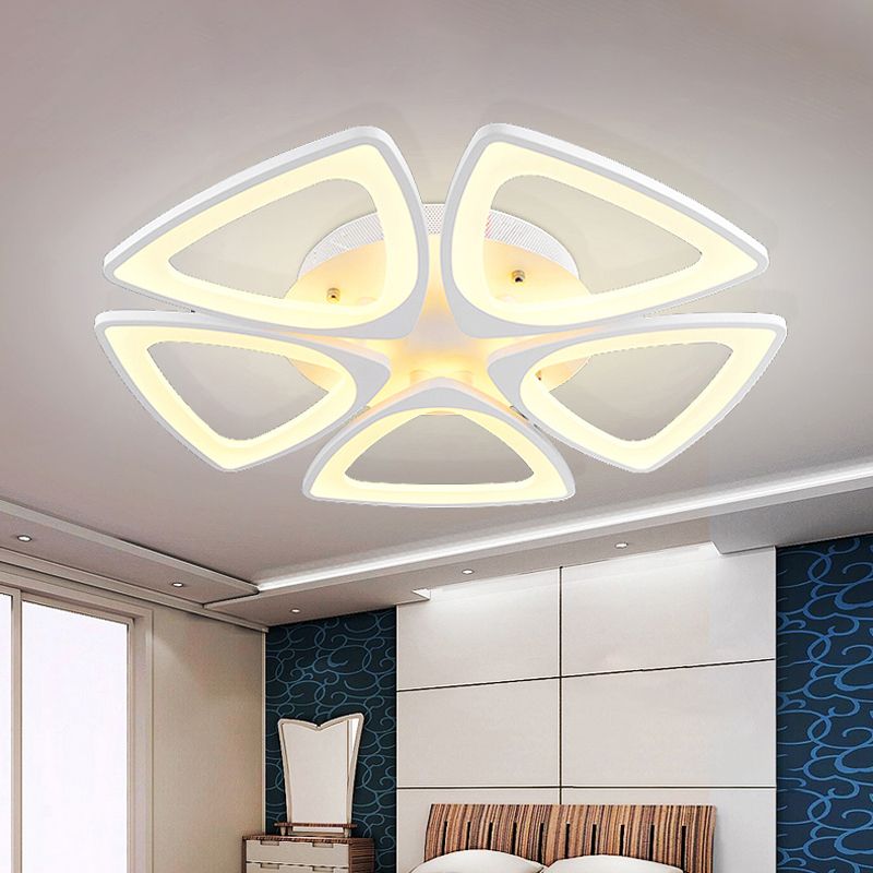 Triángulo Minimalista Flor Flush Montaje Acrílico 5/12/18 Cabezas Lámpara de techo de montaje de semi descarga en blanco