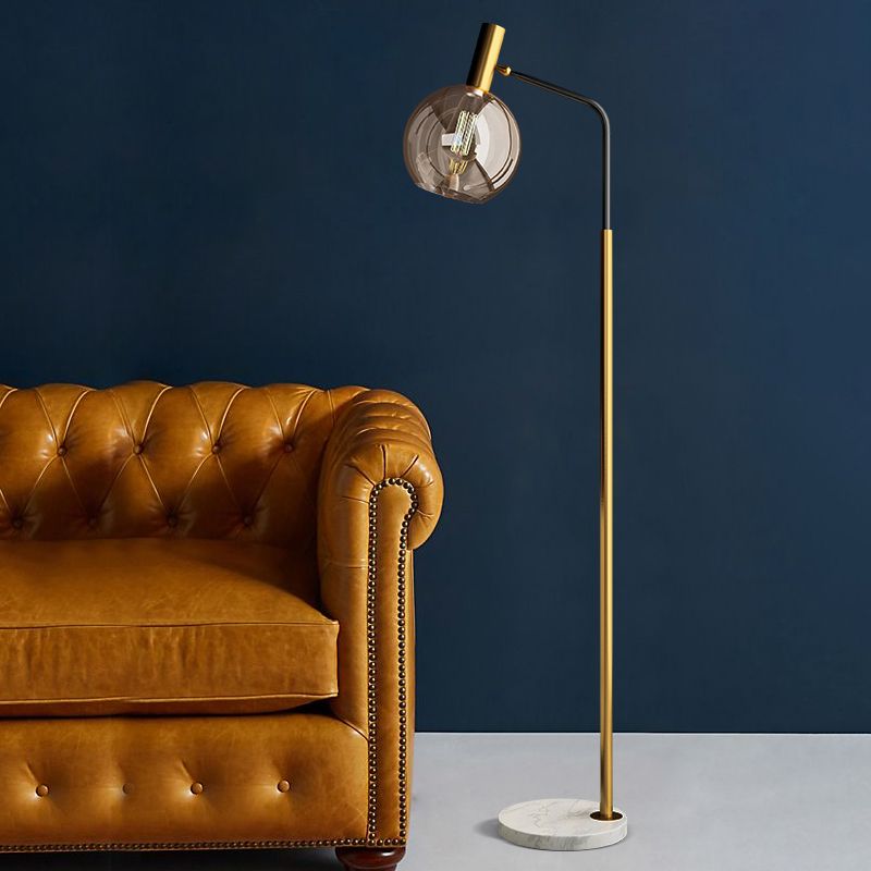 Post moderne Kugelbodenständer Lampe Rauch graues Glas 1 Licht Wohnzimmer Bodenlicht in Messing und Schwarz