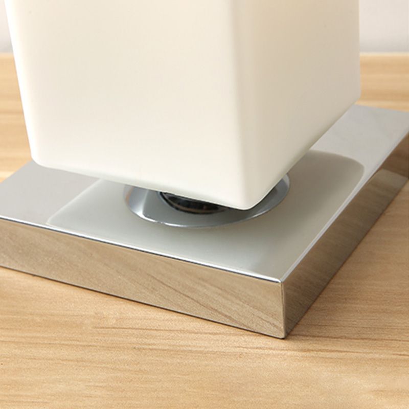 Lampada da tavolo geometrica con finitura cromata Lampada da comodino moderna in vetro bianco a 1 testa con decorazioni giocattolo