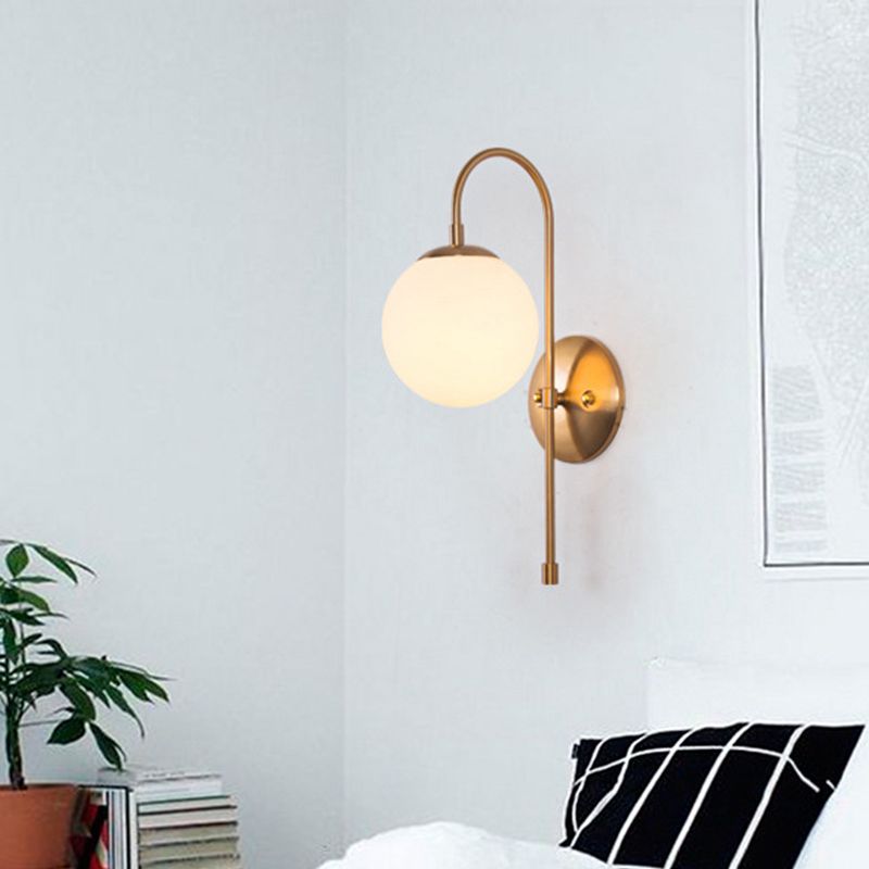 Nordic 1-tampon Murce Gold Sphere Mur Mound Mount Lampe avec une teinte en verre laiteuse pour le salon