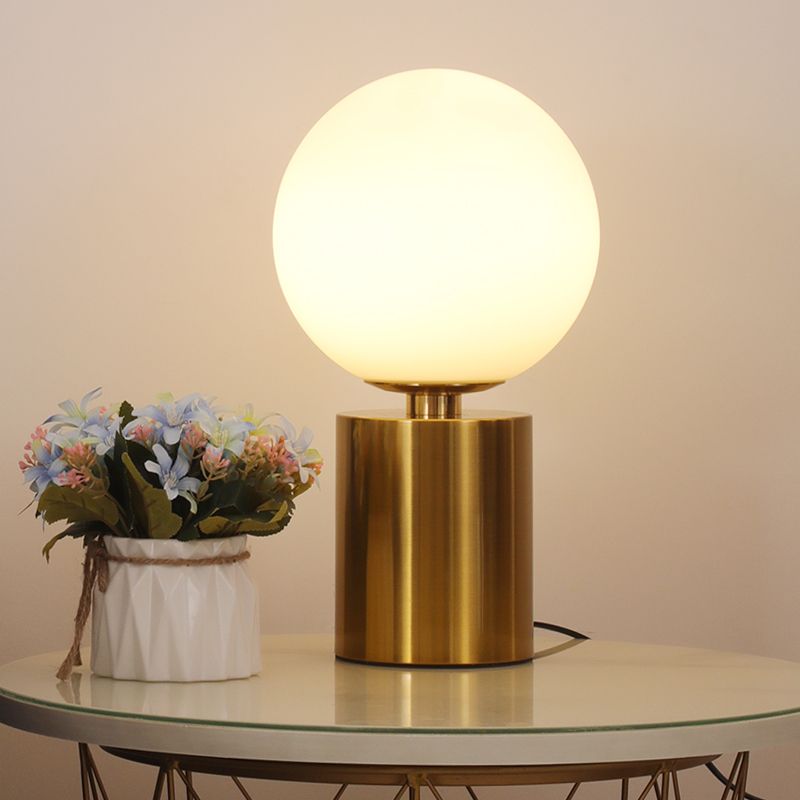 Opal Glass Sphere Night Lamp Post-modern 1 Head Gold Metal Table Éclairage pour le salon