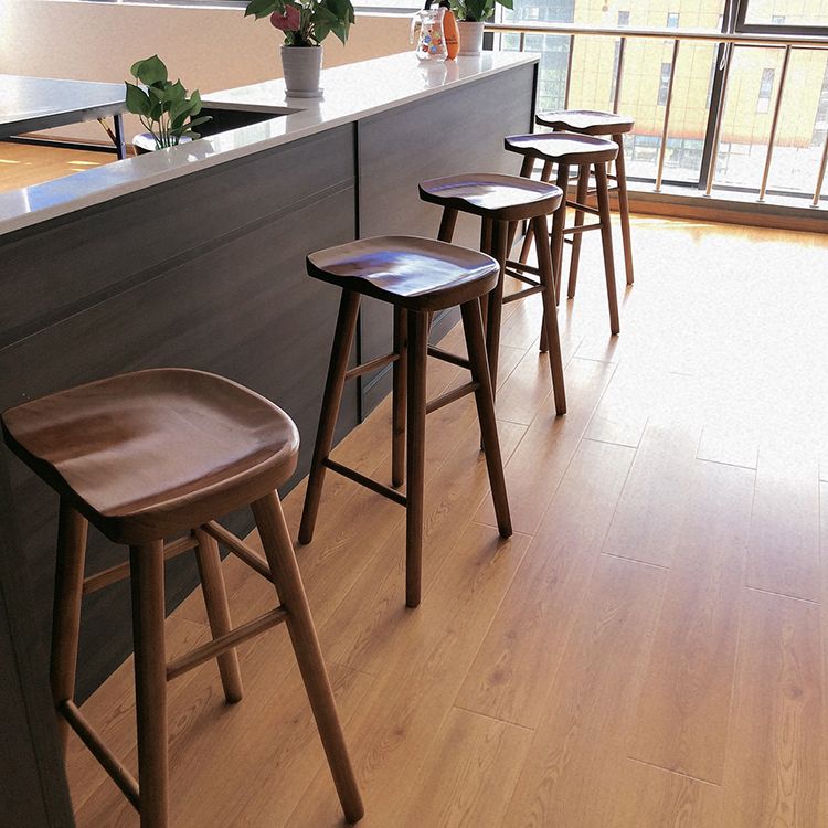 Moderner Barhocker aus massivem Holz mit Fußstütze für die Küche, einfacher Holzhocker