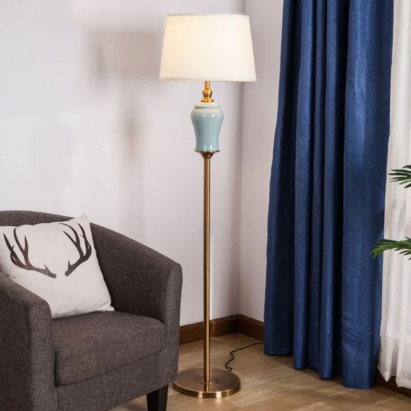 Moderne taps toelopende trommelvloer lichte stof 1 lamp woonkamer opstaan lamp in het wit