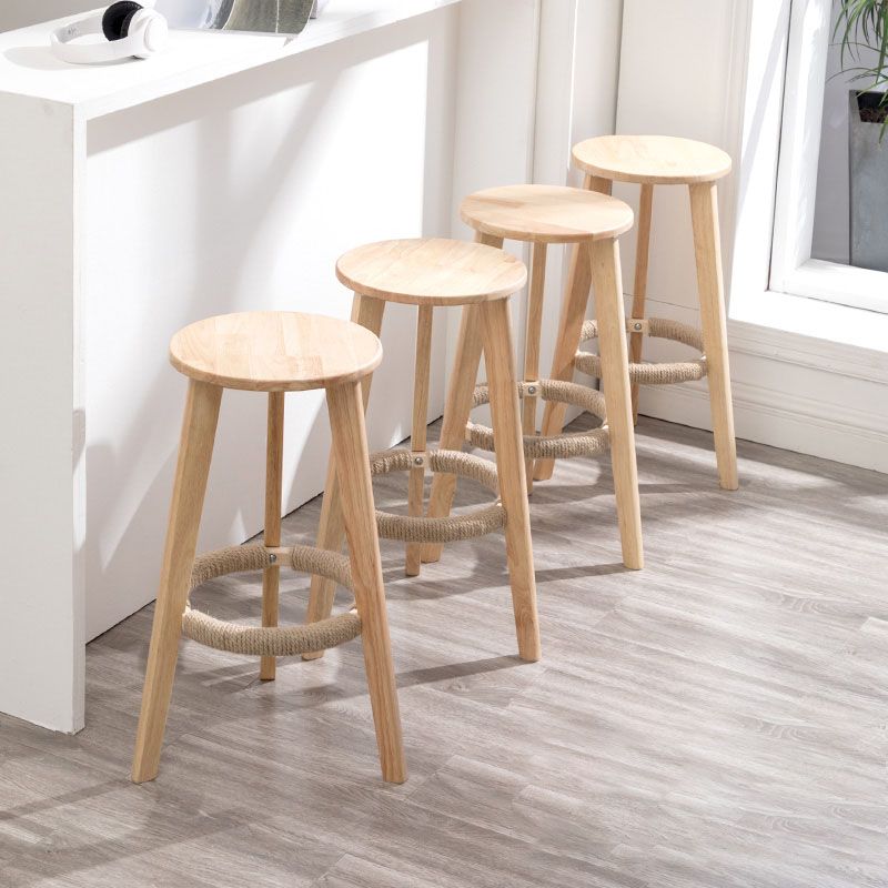Taburete de bar simple apilable industrial de madera de caucho, taburete alto para interiores con asiento redondo