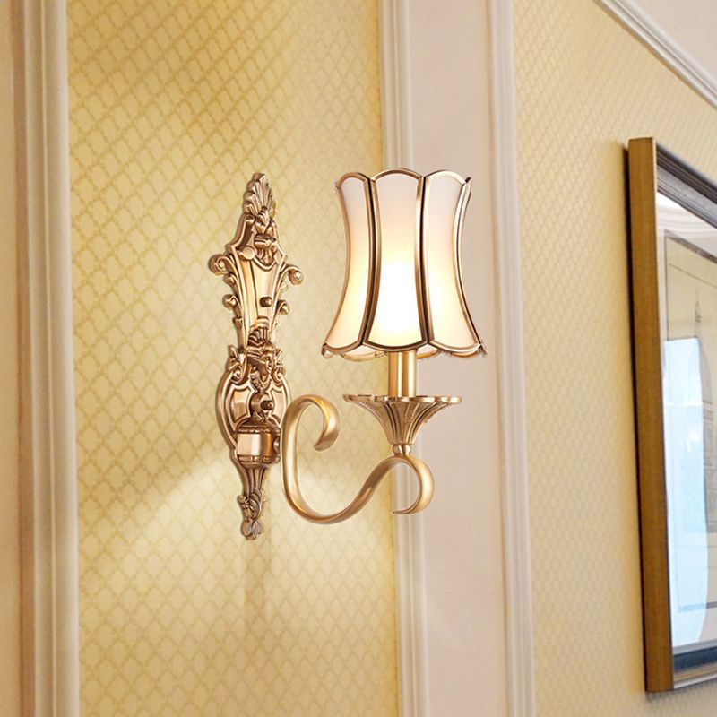 1/2 Bulbs Wall Sconce Traditional Brass Curved Metal Wall Light Fixture for Living Room