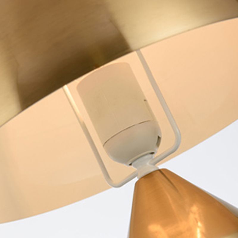 Nuits et lampe pour la chambre à coucher de table en métal.