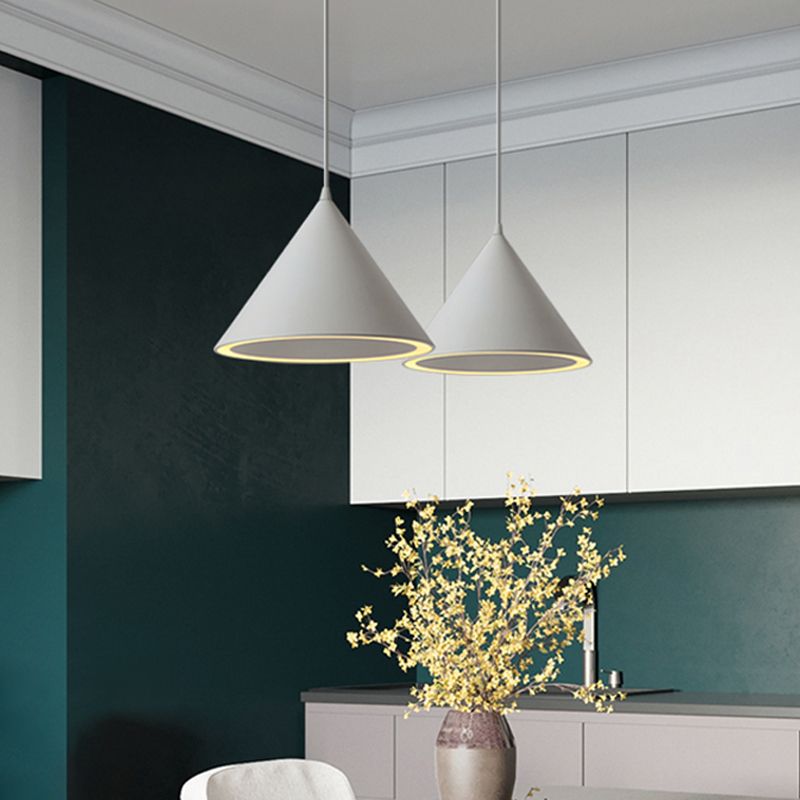 Forme de cône en métal Lumières suspendues modernes 1 Light Hanging Mount Fixture pour le restaurant