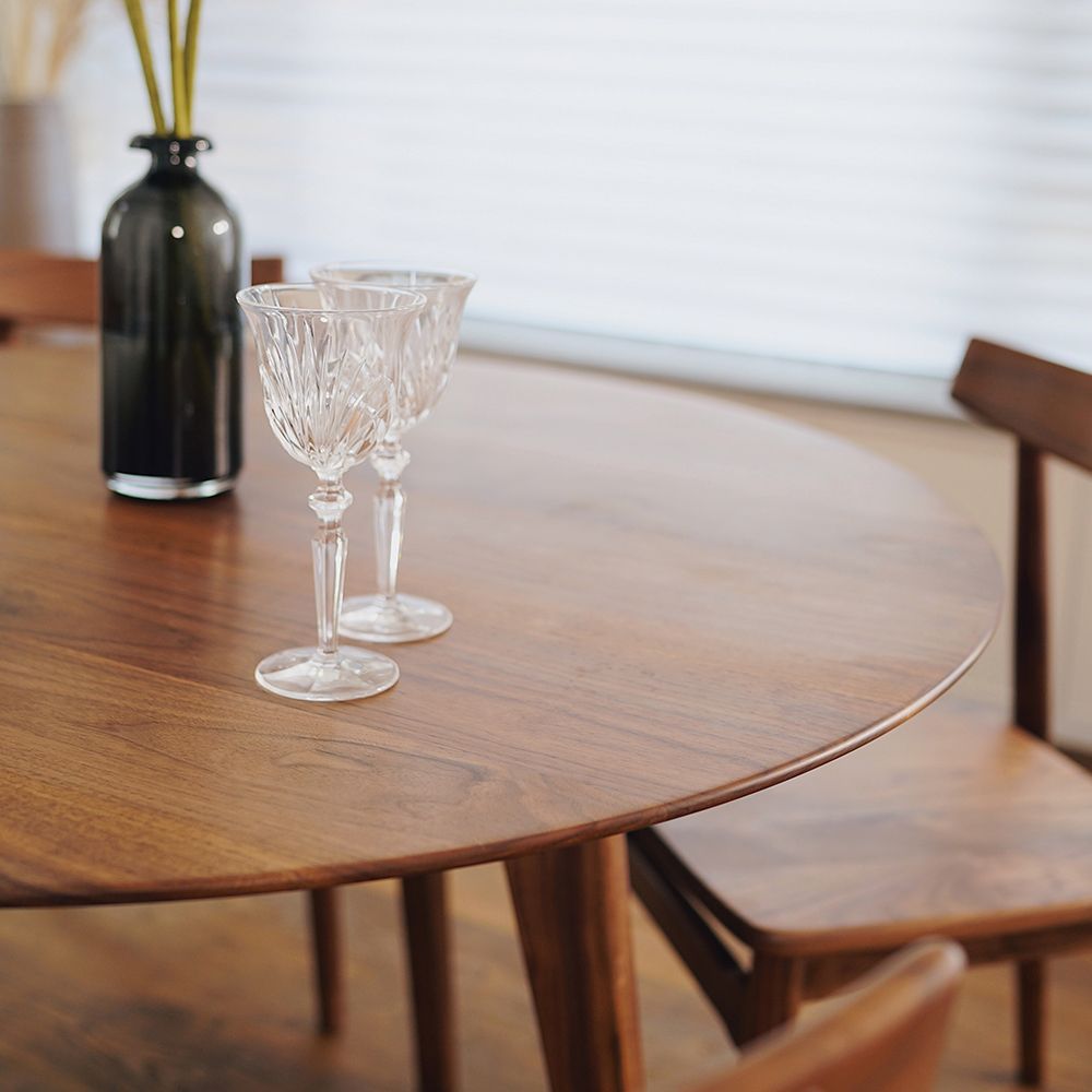 Simplicity Style Round Dining Table Solid Wood Dinner Table with 4 Legs