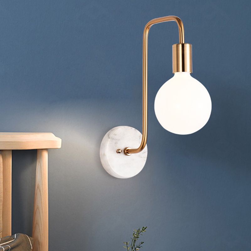 Postmoderne bol wandkandellamp wit glas 1 lichte slaapkamer wandlamp in goud met marmeren achterplaat