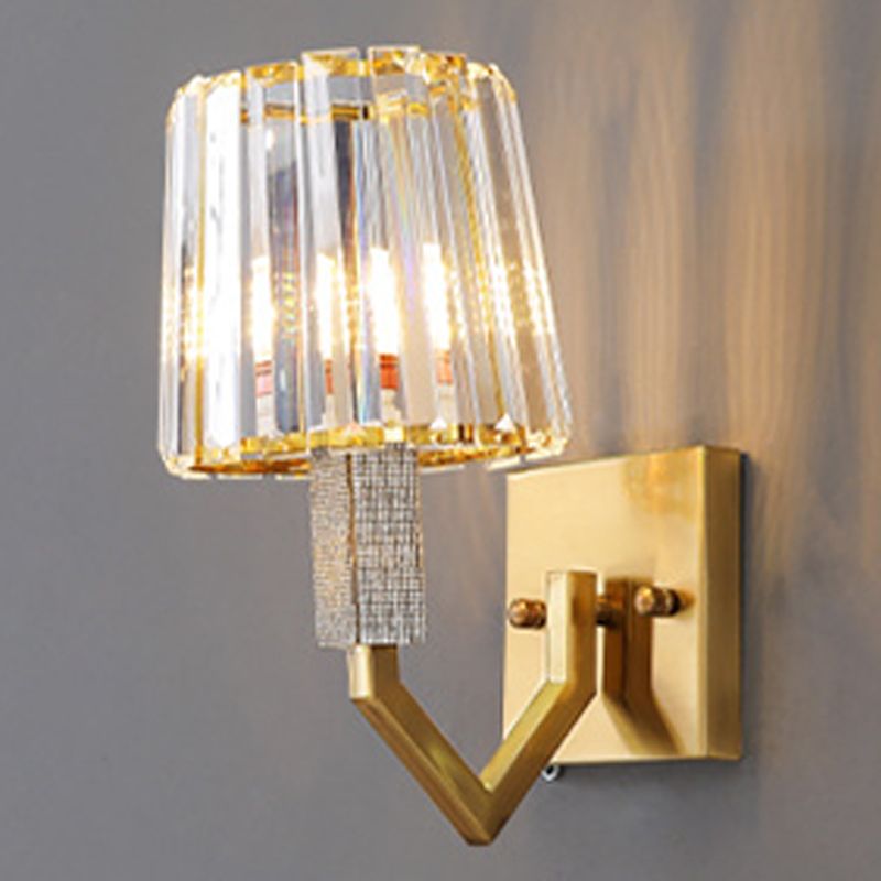 Geometrischer Schatten Einleichter Wandleuchter moderner Kristallwandmontage Leuchte in Messing