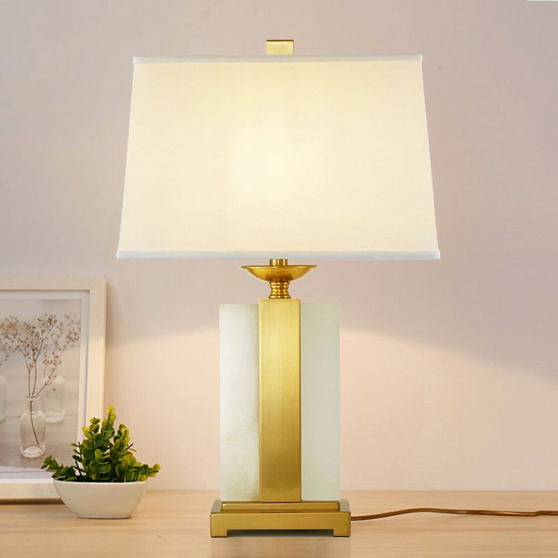 1 Hier-Chambre Desk Light Modern Gold Night Table Lampe avec une teinte en tissu trapézoïdal