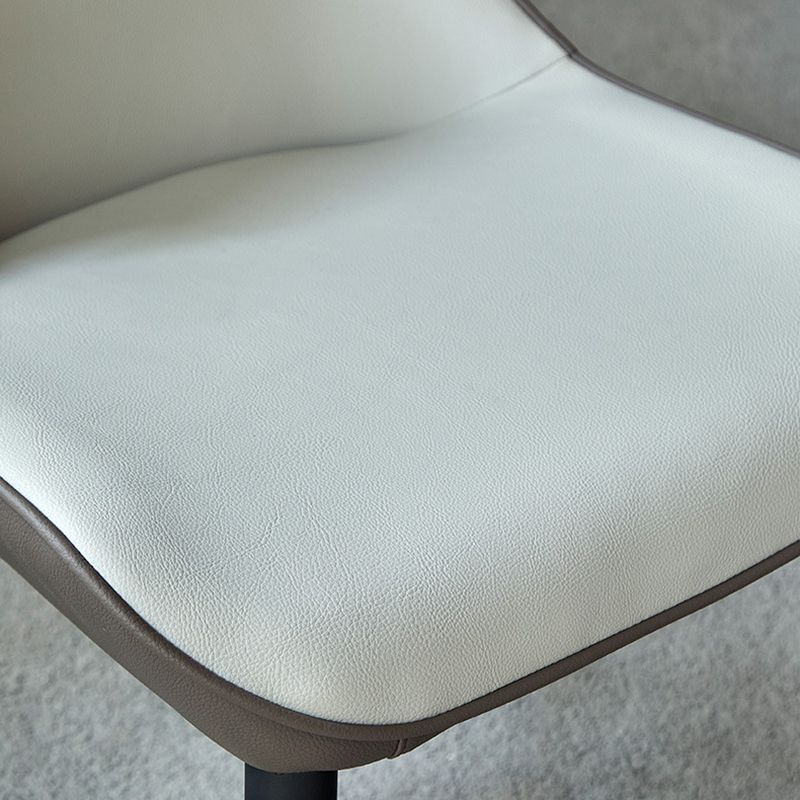 Chaise de salle à manger de style scandinave en métal.