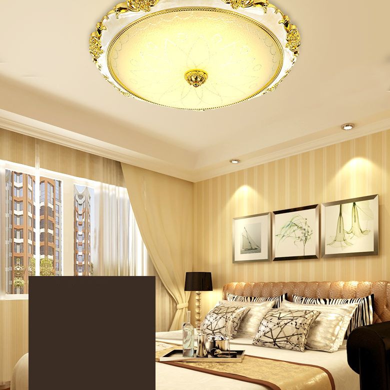 Kuppel-Unterputz-Deckenleuchten. Traditioneller Deckenleuchter aus Milchglas für den Flur