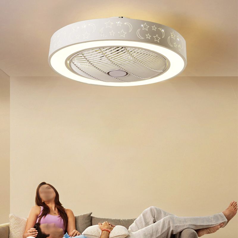 Weiß ausgehöhlter Deckenventilator Nordic Metal LED Runde Halbblüzlicht für Schlafzimmer