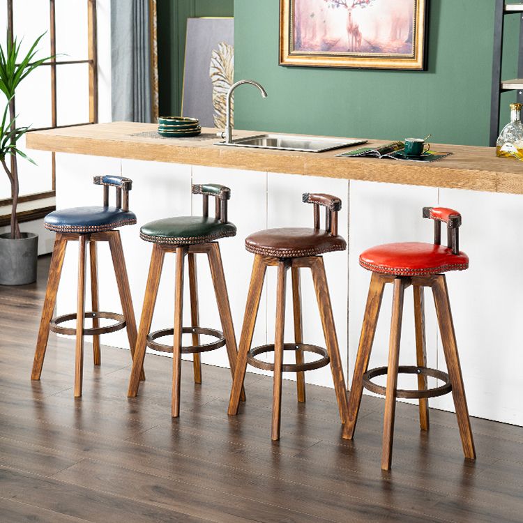 Moderner, armloser Thekenhocker aus Holz mit Rückenlehne, Barhocker für den Haushalt, mit Kissen und Pedal