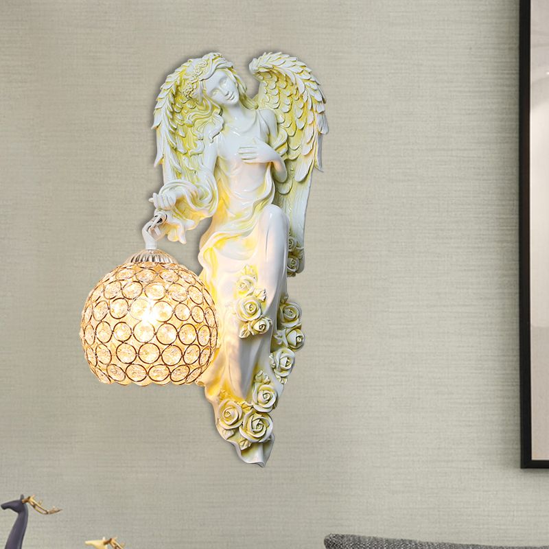 Facettierte Kristall-Global-Wandleuchte im Vintage-Stil, 1 Kopf, Esszimmer-Wandbeleuchtungsidee mit Engel-Harz-Dekor in Weiß/Dunkelgold, links/rechts