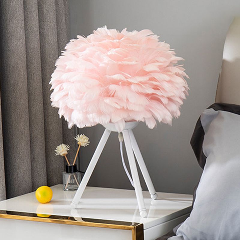 Lampada da comodino Bloom Lampada da tavolo singola bianca/rosa con piuma nordica con treppiede bianco/oro per camera da letto