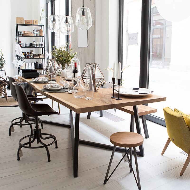 Industrieel vast hout kaki eettafel rechthoekige vorm eettafel met sleeënbasis