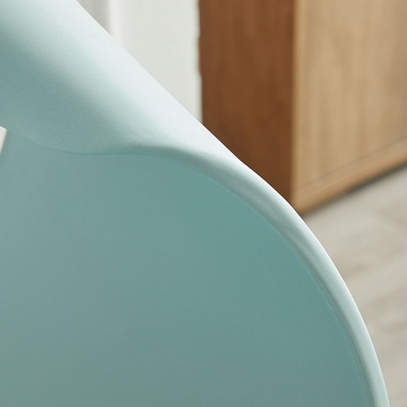 Chaises d'appoint de salle à manger en plastique Chaise d'intérieur et d'extérieur Glam de 18 po de large, chaise d'appoint à dossier ouvert