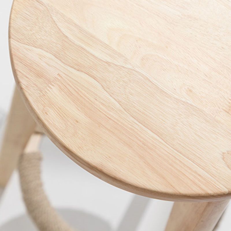 Taburete de bar simple apilable industrial de madera de caucho, taburete alto para interiores con asiento redondo