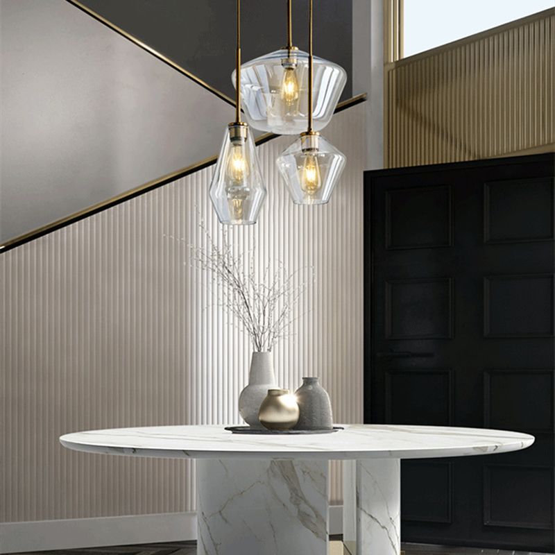 Un bicchiere di vetro leggero sospeso con la testa per la sala da pranzo