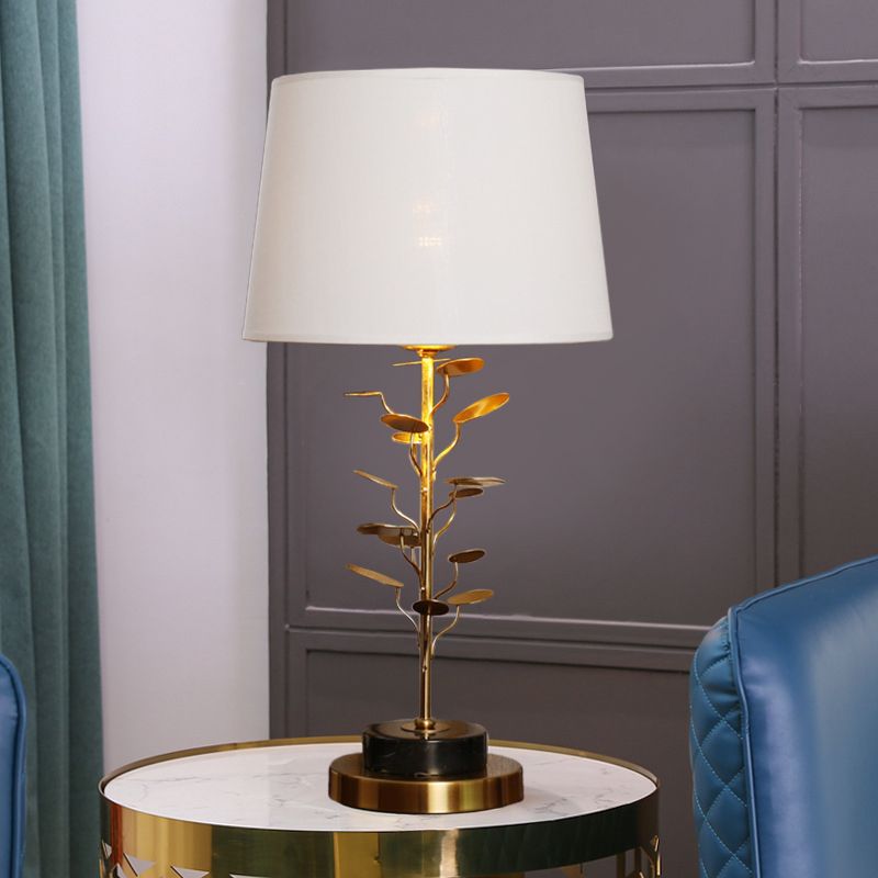 Lampada da tavolo conica moderna in tessuto 1 lampadina da lettura per libri in bianco con albero in metallo dorato