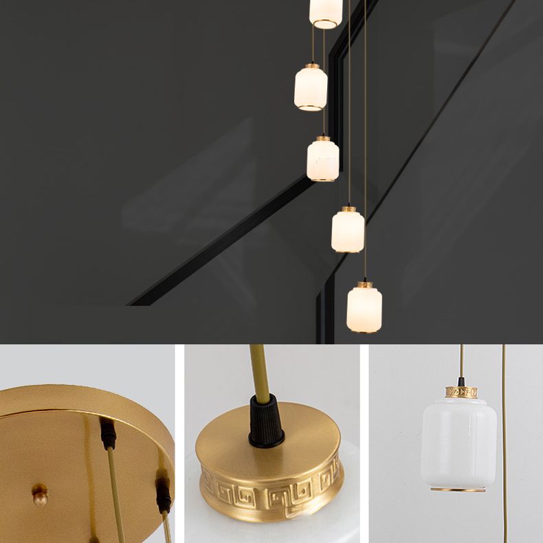 Weiße Glaszylindrische multi-Licht-Anhänger zeitgenössische Messingdecke für Treppen