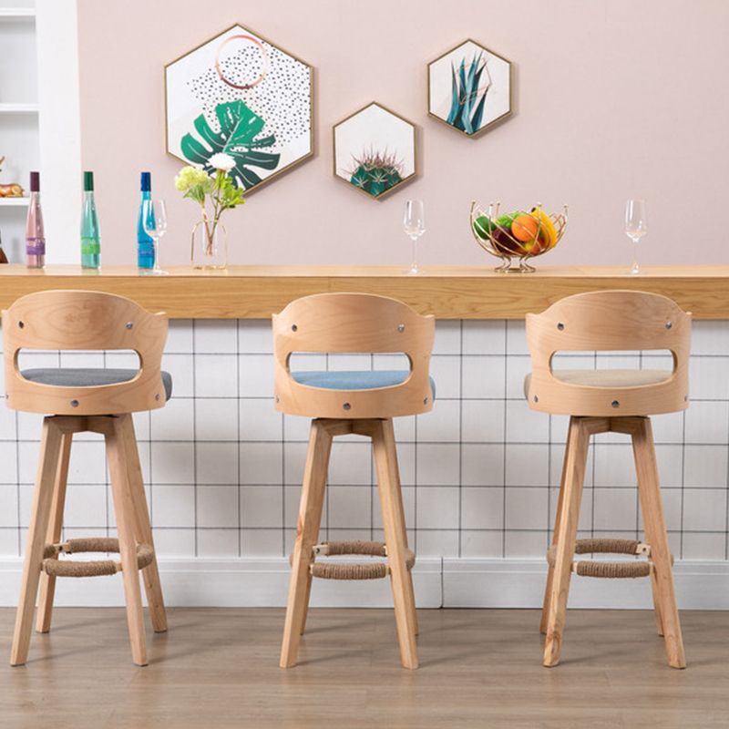 Nordischer Holz Low Rücken Barstool Schwenkerner hoher Hocker mit Polster