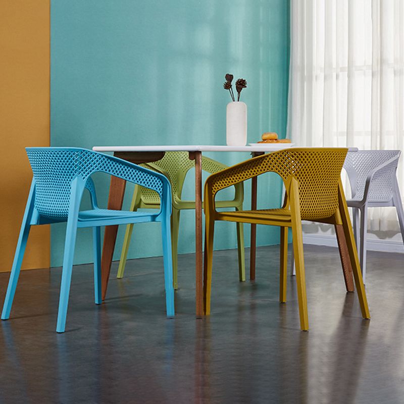 Sedie da pranzo moderne in plastica per interni in plastica.