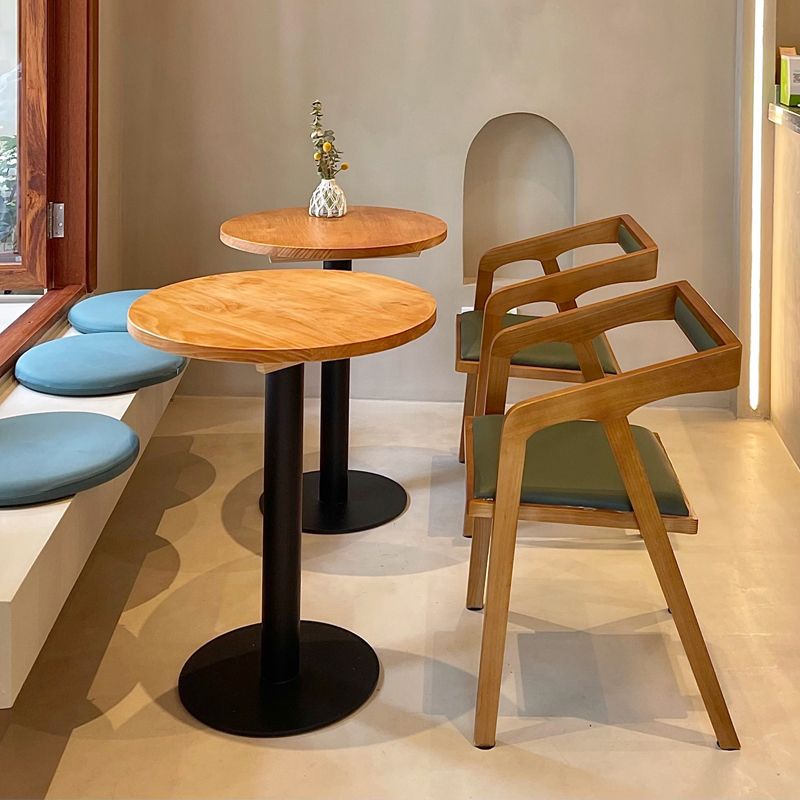 Round Casual Dining Table Wood Color Fixed Table of Pinewood Solid Wood