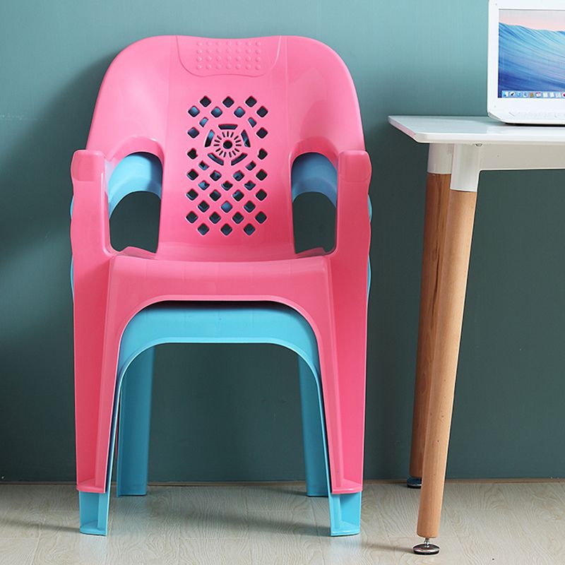 El plástico moderno que cena el brazo preside el hogar apilable interior que cena el sillón