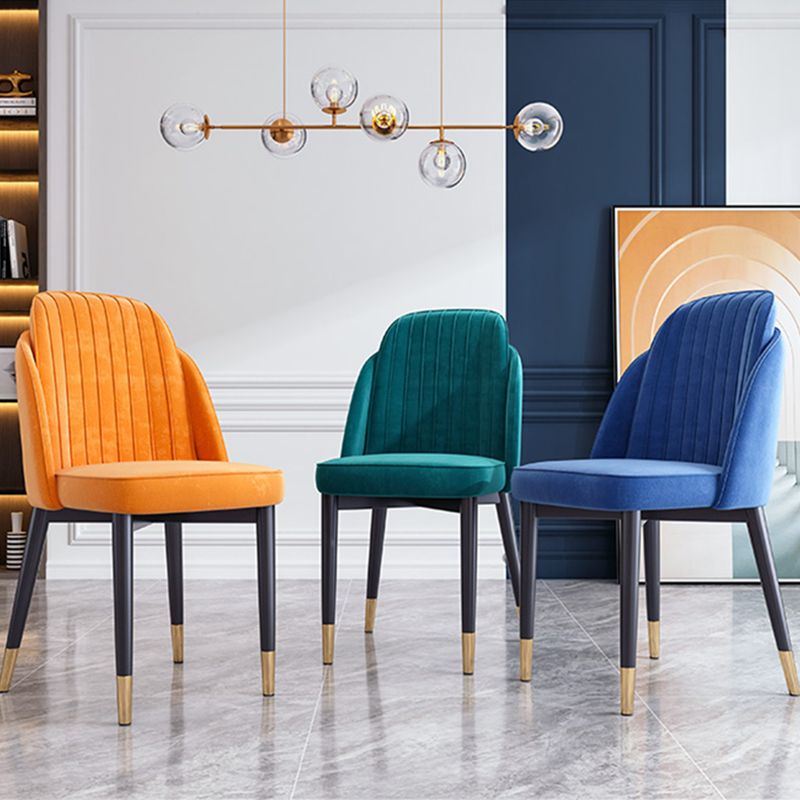 Silla de comedor de estilo escandinavo Silla de comedor de cuero y metal con respaldo sólido