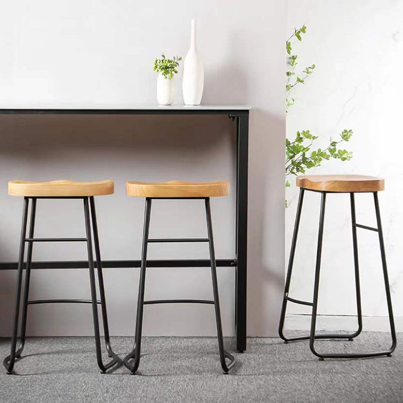 Barhosel für industrielle Style mit Schlittenrund-Sattel-Sitzschuhhocker für die Küche