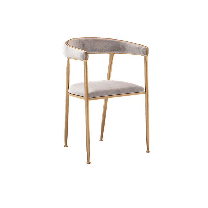 El comedor del terciopelo de Glam preside el metal que cena las sillas del brazo lateral para el uso del restaurante