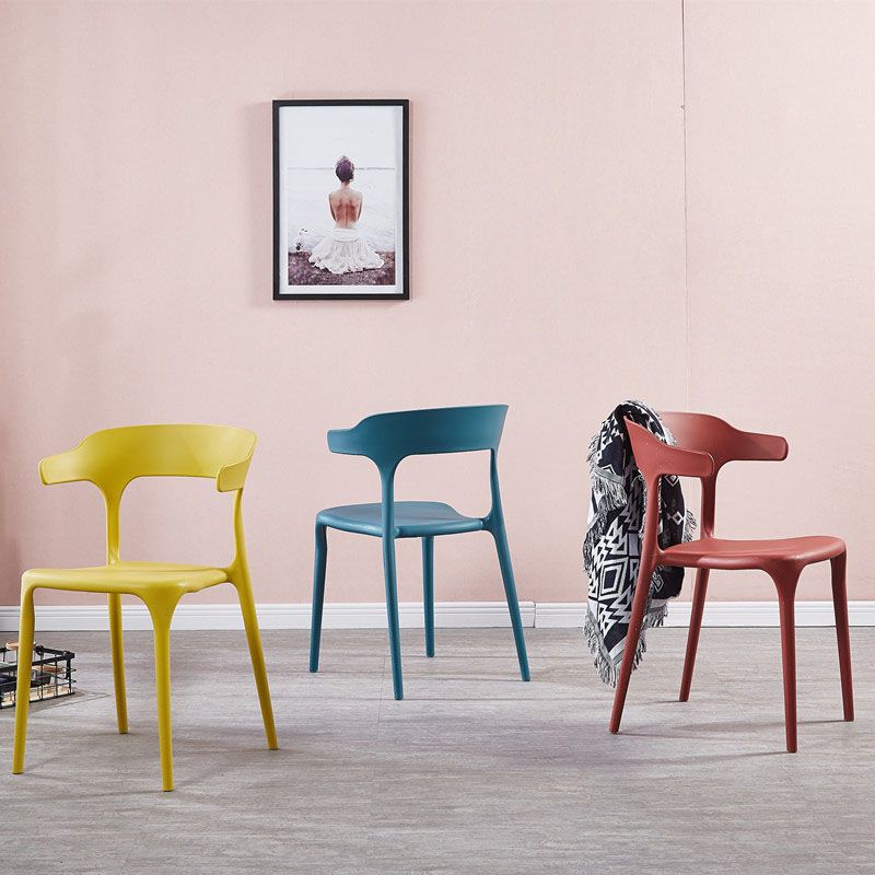 Sedia a braccio di plastica contemporanea.