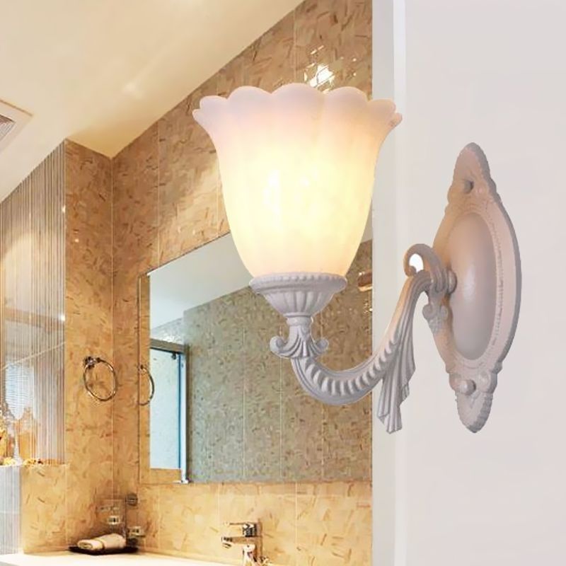 Flower White Glass Sconce Light Vintage 1/2-Bulb Sogrofende Illuminazione a parete con braccio curvo