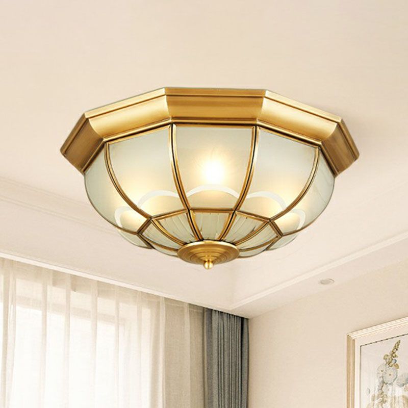 Frost Glass Dome Flush montée Lamp Classic Bedroom Flush Mount Ceiling Lighting Fixture in Brass