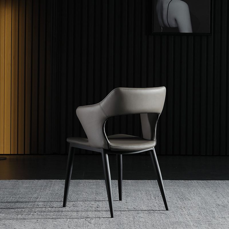 Silla de comedor contemporánea de cuero con respaldo abierto y patas negras