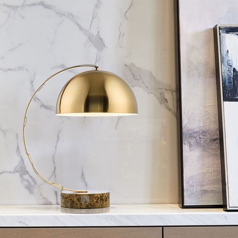 Iluminación de mesa arqueada dorada Vintage 1 cabezal luz de noche metálica con sombra de cúpula y base de mármol de crujido