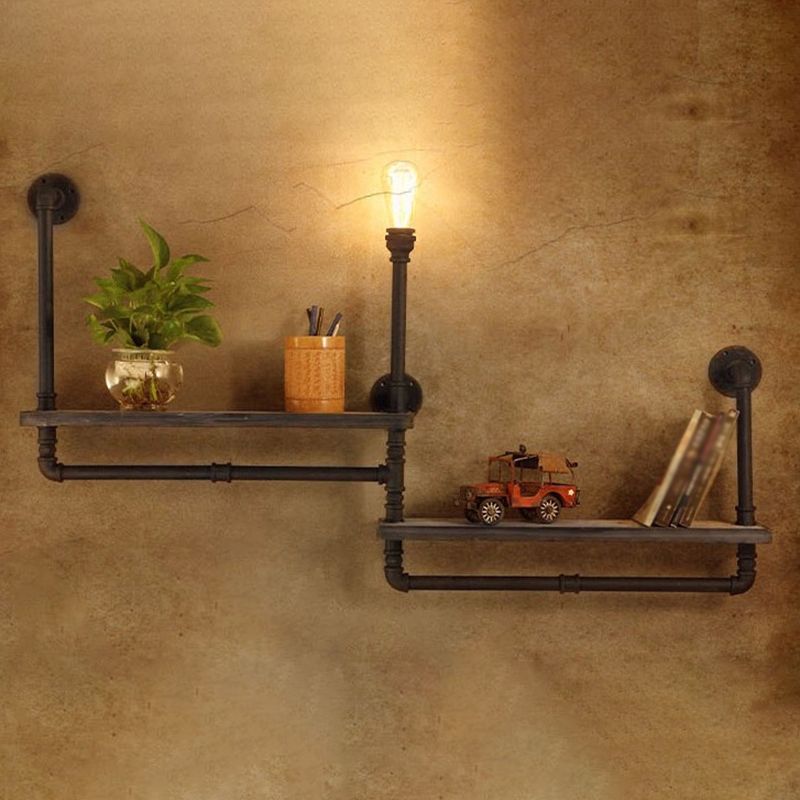 Industrielle Rohrleitungswand montierte Beleuchtung Metallic Wandleuchten in Schwarz mit Holzregal
