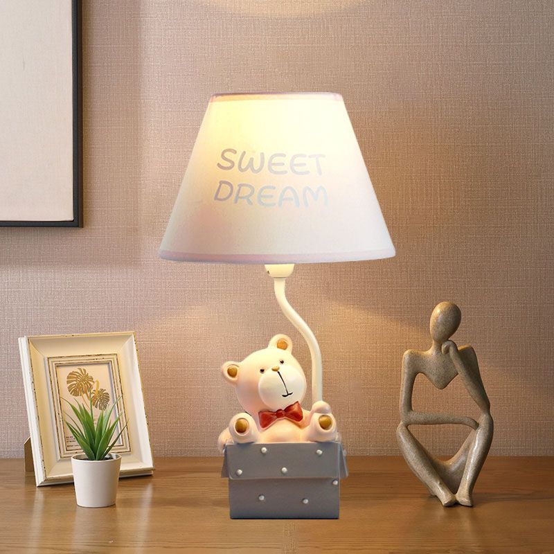 Lampada da comodino per camera singola in resina a forma di orso, con paralume in tessuto a cono in rosa/blu